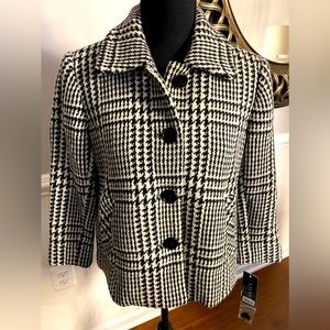 Trendy peacoat on a cozy wool fabric, cropped length with side pockets. 75% wool